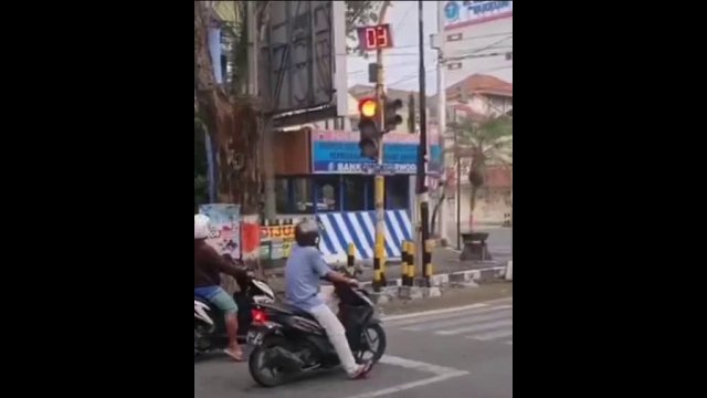 This traffic signal is an ordinary trap