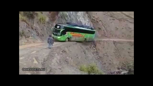 The bus driver was very lucky on the mountain road