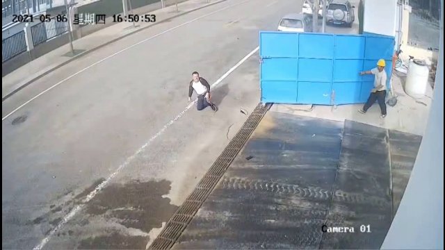 Pedestrian knocked over by iron gate blown open by wind in China