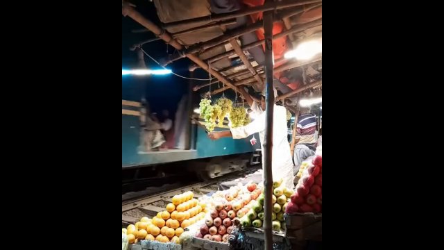 Fruit vendor protecting his grapes from train passengers in Bangladesh [VIDEO]
