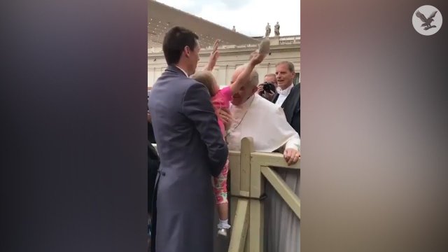 Young girl steals the Pope's hat [VIDEO]