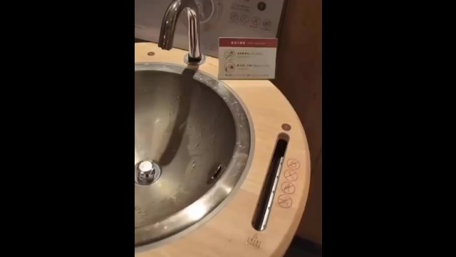 This Japanese Mcdonalds has a phone cleaner in the bathroom [VIDEO]
