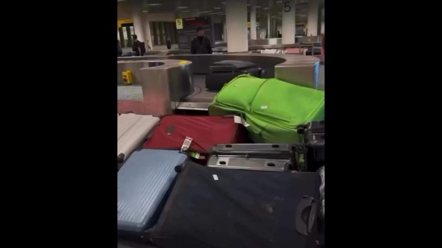 Singapore vs US baggage arrival [VIDEO]