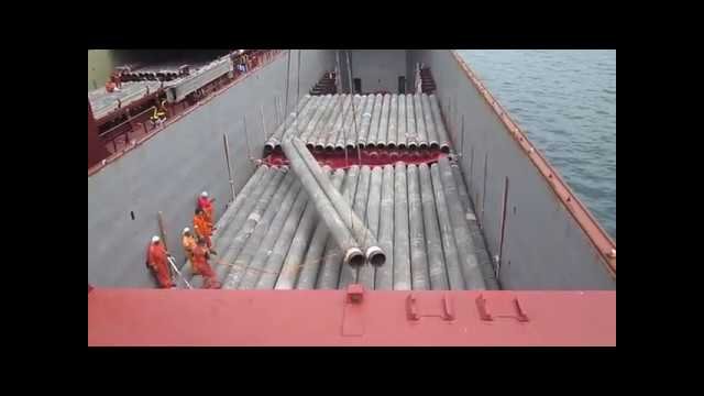 Loading pipes by idiots at sea [VIDEO]