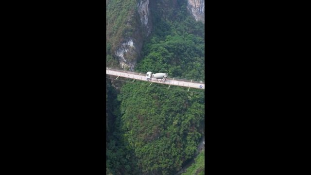 A 300-m-high suspended iron chain [VIDEO]