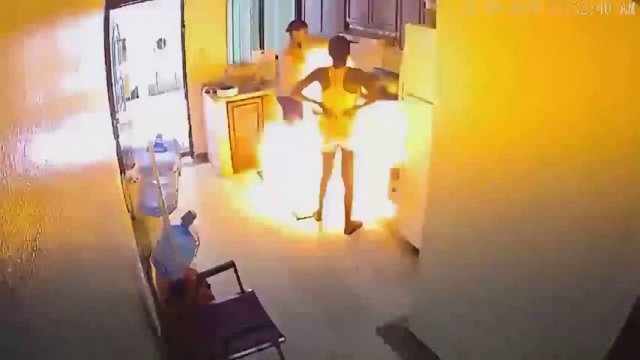 An oven explodes in a kitchen [VIDEO]