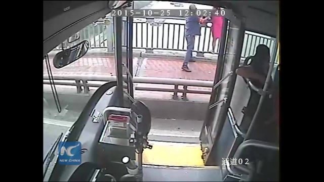 Bus driver saves woman from jumping off bridge in E China [VIDEO]
