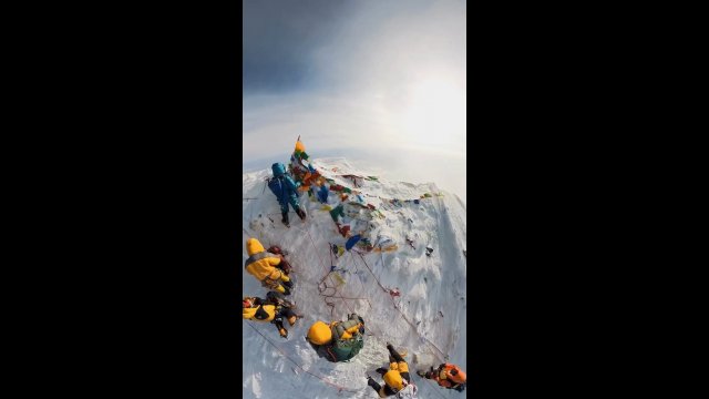 The peak of Mount Everest [VIDEO]