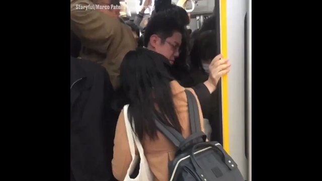 An ordinary morning on the Tokyo subway [VIDEO]