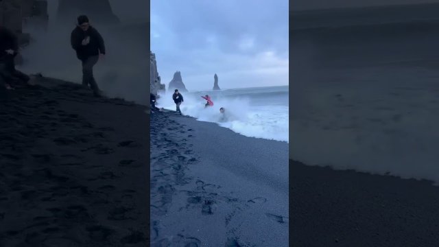What could go wrong if you don’t follow the guidelines at a dangerous beach in Iceland [VIDEO]