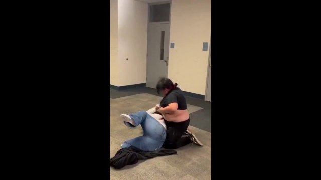 The teacher broke up the fight by giving the fat one food [VIDEO]