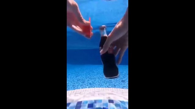 Opening coke bottle underwater! [VIDEO]