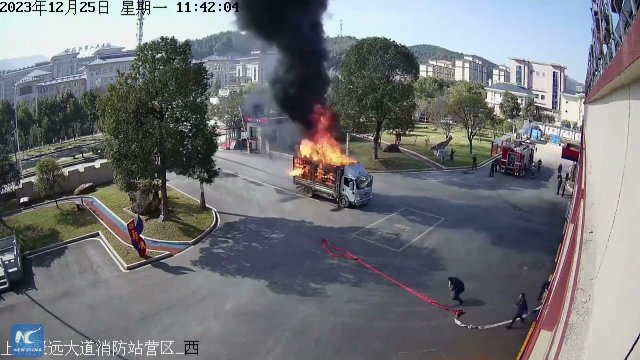 Quick-thinking driver races burning truck to fire station [VIDEO]
