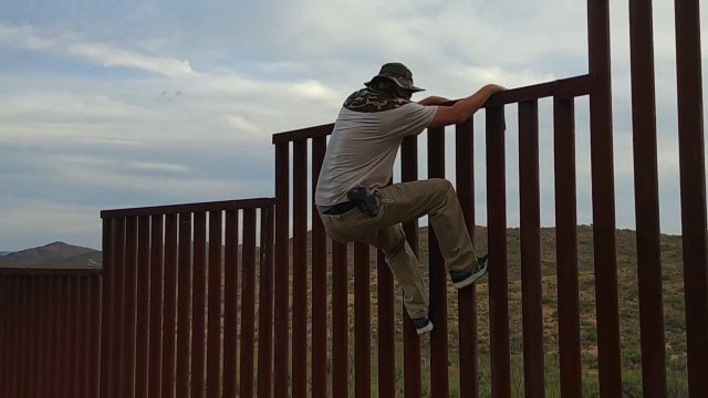 Man Shows Easy Way to Get Over the American-Mexican Border [VIDEO]