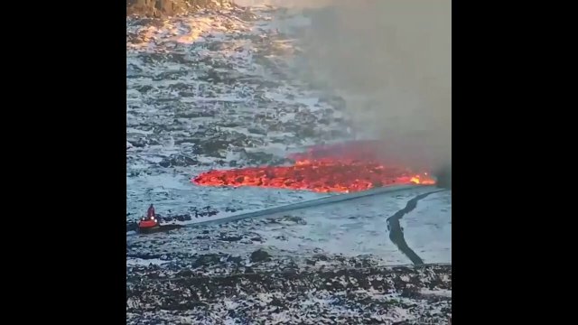 Icelandic worker trying to stop a tide of lava [VIDEO]