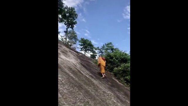 Monk climbs steep mountain without any safety harness [VIDEO]