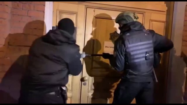 This is how Russian police are imposing the 2300 closing time for bars & restaurants
