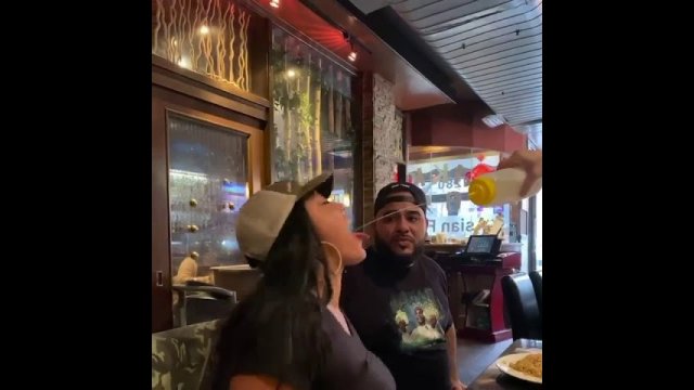 The girl showed her talent in the restaurant [VIDEO]