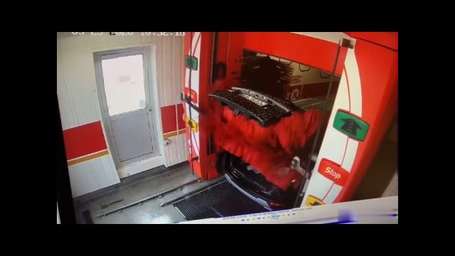 Range Rover Evoque gets rear door smashed in automatic car wash