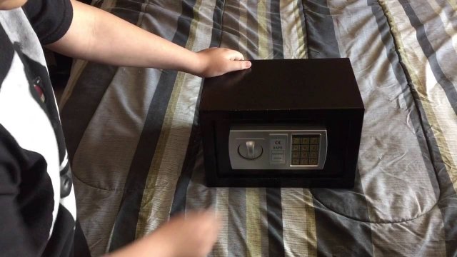 How to open a digital safe without any tools or keys IN 2 SECONDS!
