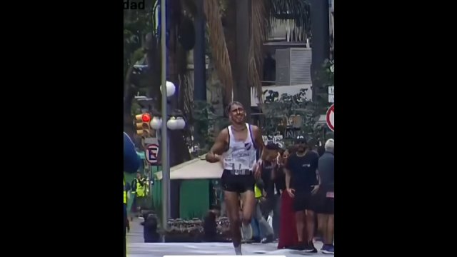 Little girl joins her father crossing the finish line [VIDEO]