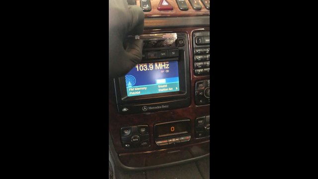 Old navigation system in Mercedes W220 [VIDEO]