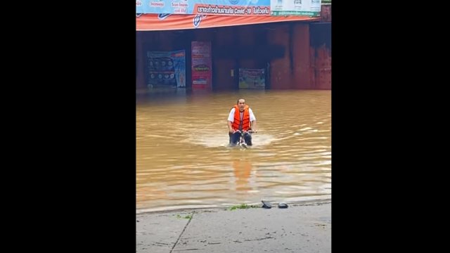 Flood can't stop commuter