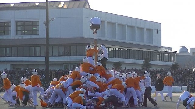 Bizarre Japanese sport where men fight to get to the top of pole [VIDEO]