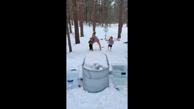 Mother accustoming babies to cold water [VIDEO]