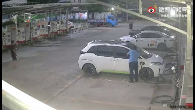 An electric car electrocuted a man