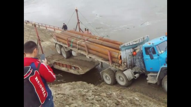 A huge truck during a delicate maneuver has an absurd accident!