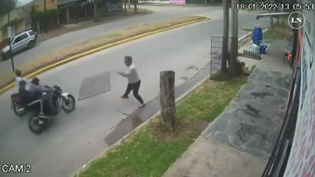 He threw the grate at the thieves escaping on motorcycles
