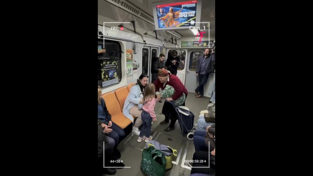 Girl show kindness to granny on the metro [VIDEO]