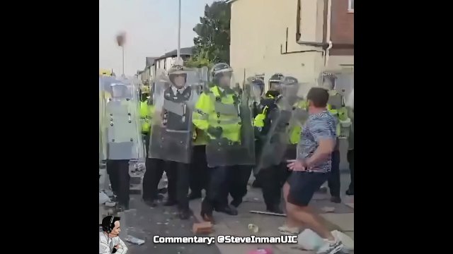 He thought he could stop the riot by dancing [VIDEO]