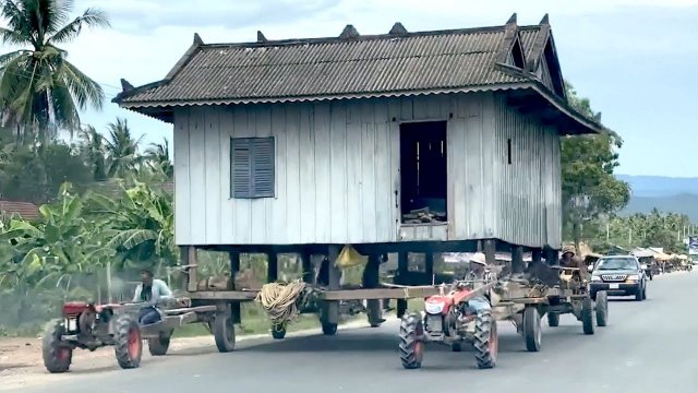 Moving a House on Tractors [VIDEO]