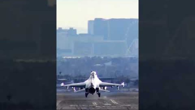 Difference in the landing of the US Air Force and Navy pilot
