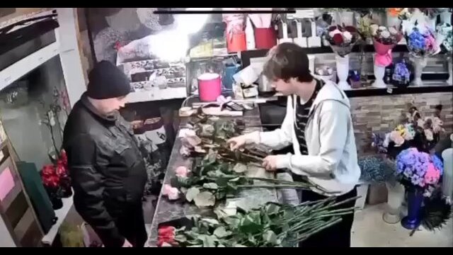 Man points gun at a florist for taking his time putting a bouquet together [VIDEO]